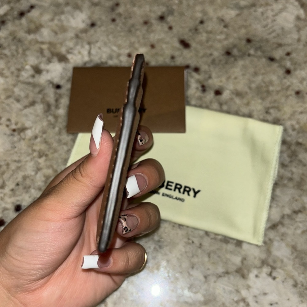 Burberry - Picture 8 of 9